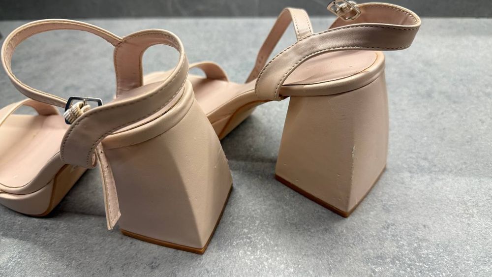 Жіночі бежеві босоніжки DeeZee 36 р