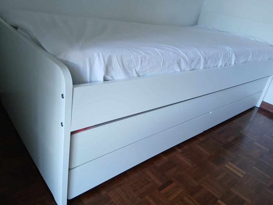 Cama c/ cama-gaveta + arrumação