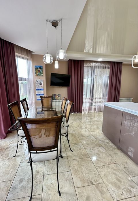 Продам добротный 2-х эт. дом 285 м2 в Обуховке, озеро Попасное, лес