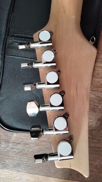 Электрогитара формы суперстрат