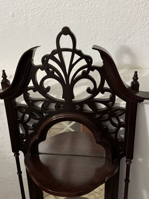 Estante de parede em madeira e espelhada