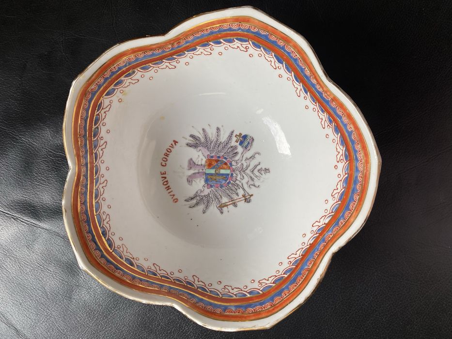 Taça em porcelana com brasão “Ovinque Corova”