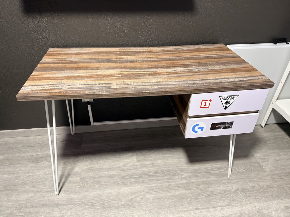 Secretária com gavetas