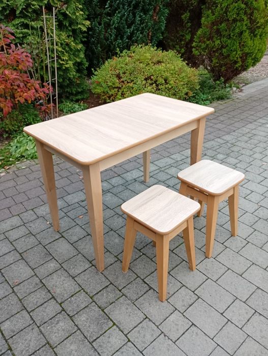 Stół kuchenny plus dwa taborety