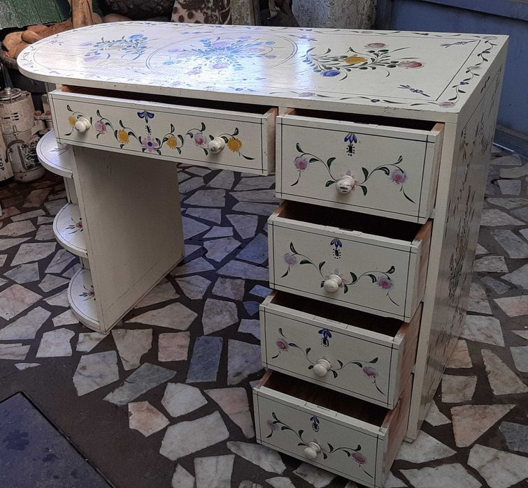 Móvel em madeira de pinho. Pintado à mão.