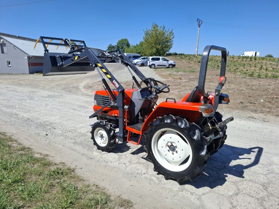 Traktorek japoński 4x4 Kubota GL 241 z ładowaczem łyżko krokodyl