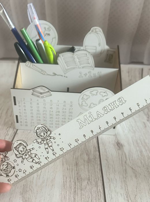 Подарунок школяру на 1 вересня: дерев’яний органайзер + іменна лінійка