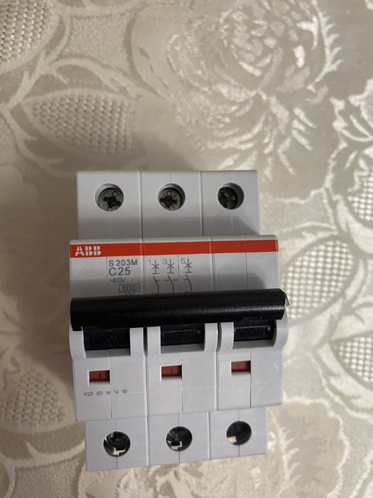 Продам автоматический выключатель ABB  S 203M - C25