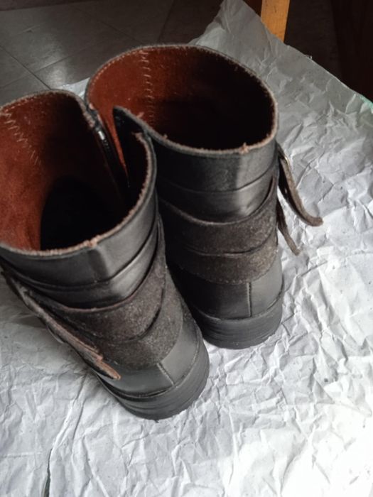 Vendo botas usadas em pele Nº35