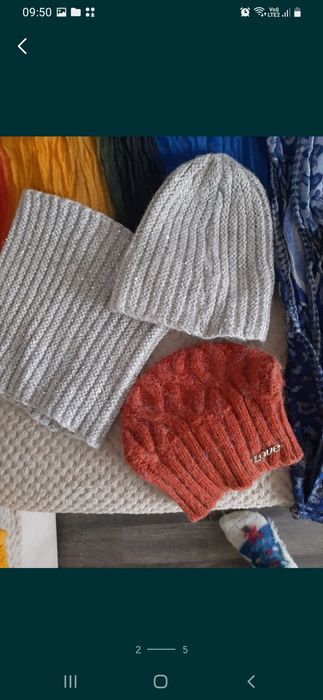 Шарфи,шапки жіночі.