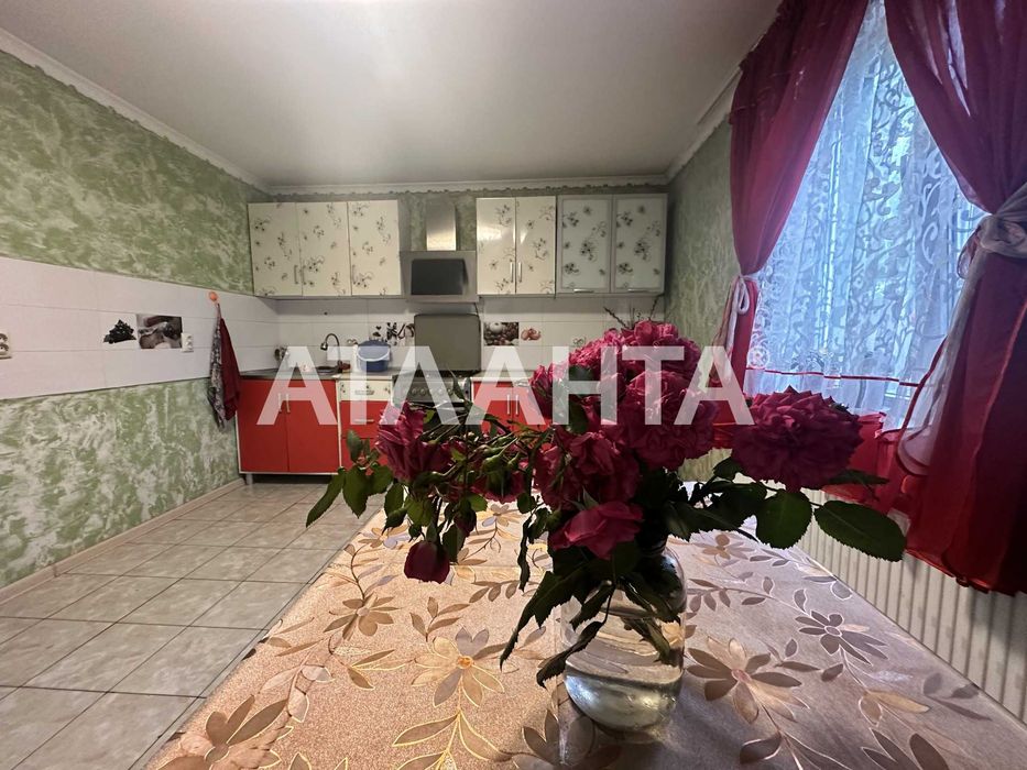 Перспективный дом с гаражом, беседкой, фруктовым садом.