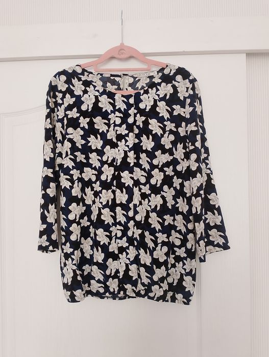 Elegancka bluzka w kwiaty z ¾ rękawem