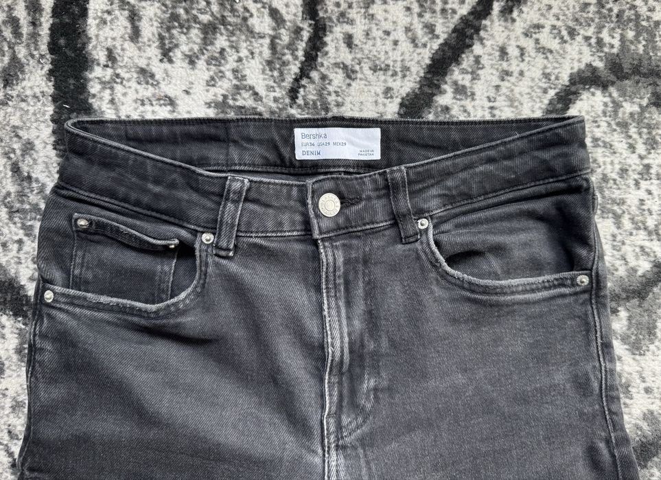 Męskie dżinsy skinny z przetarciami Bershka