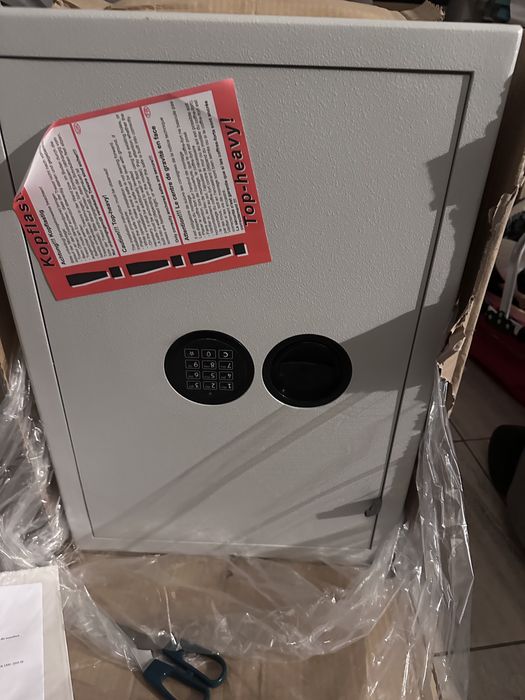 Sejf nowy oryginalny.