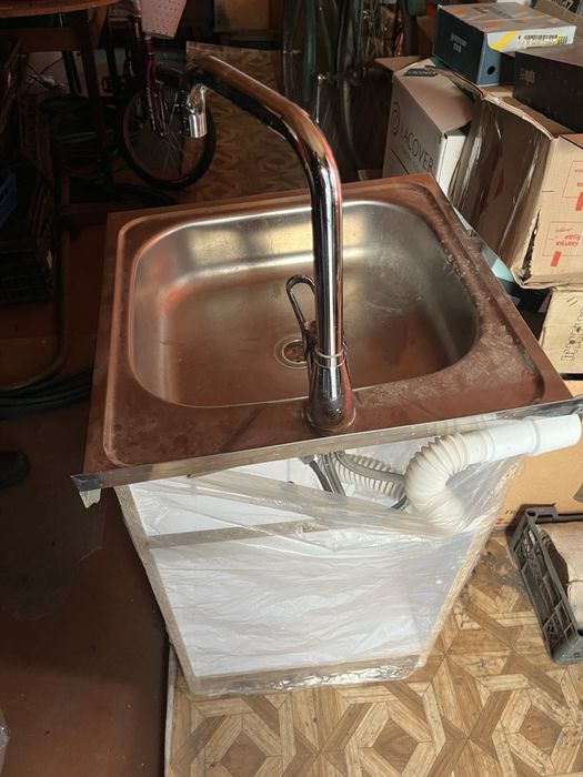 Кухонна тумба з мийкою та краном