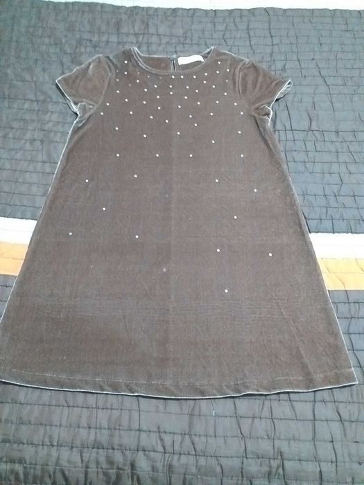 Vestido castanho aveludado com aplicações brilhantes da ZARA GIRLS