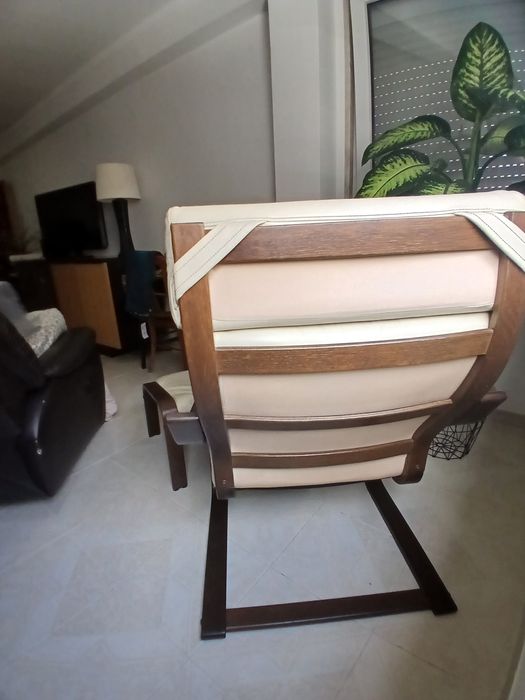 Cadeira com pousa pés do IKEA