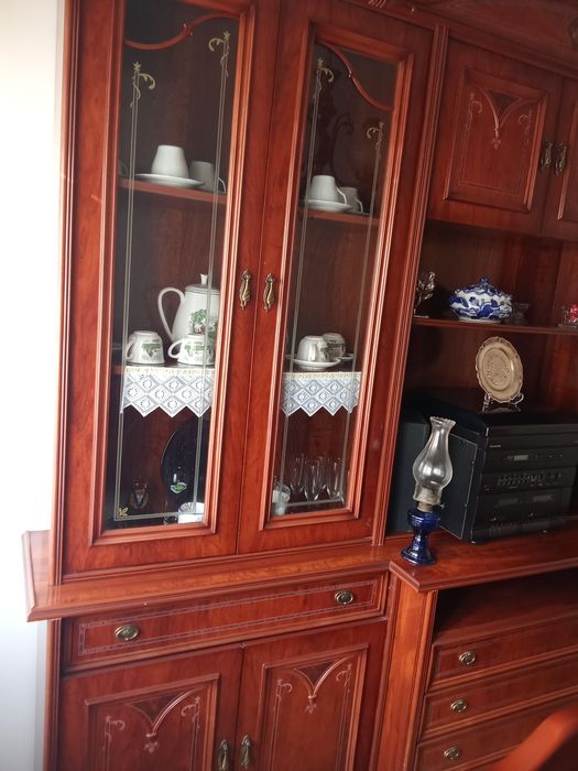 Sala de jantar ,mesa com 4 cadeiras e móvel com muita arrumação