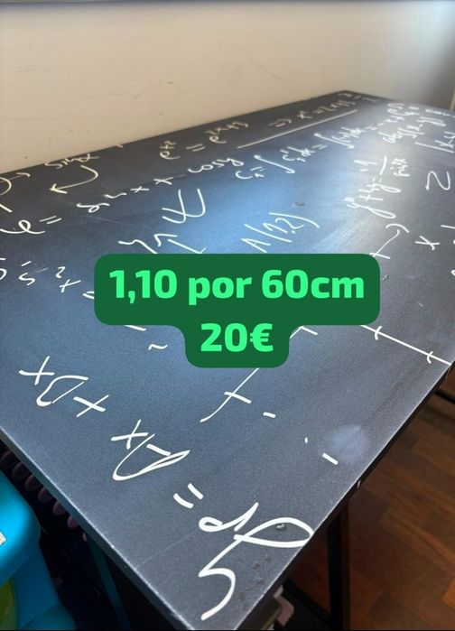 Mesa de estudo em bom estado