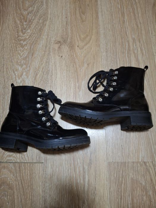 Ботінки  лакові жіночі.