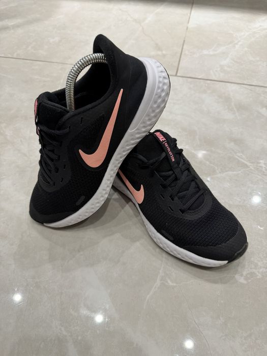 Кросівки Nike Revolution 5 (EUR 38.5)