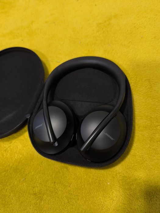 BOSE NC 700 headset