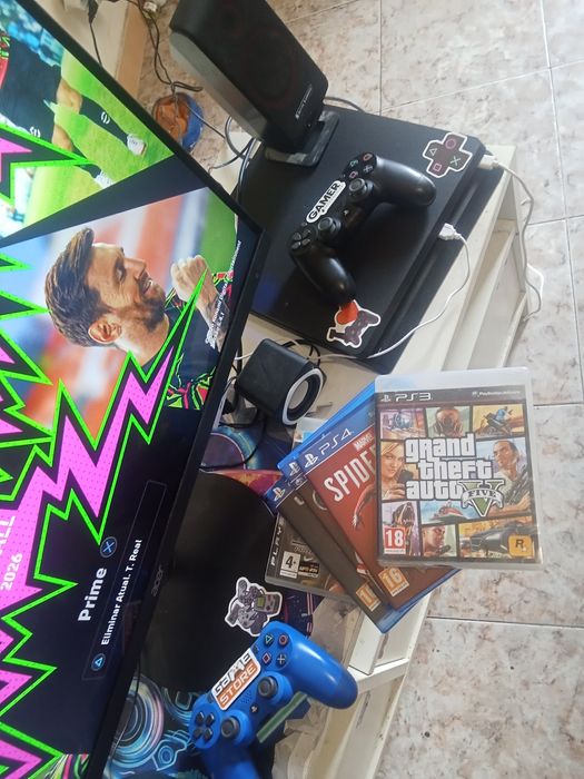 PlayStation 4 +monitor praticamente novo.