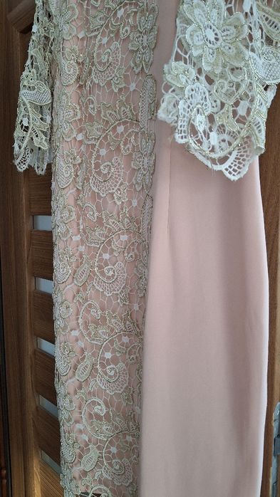 Elegancka sukienka wizytowa z wstawka koronkowa