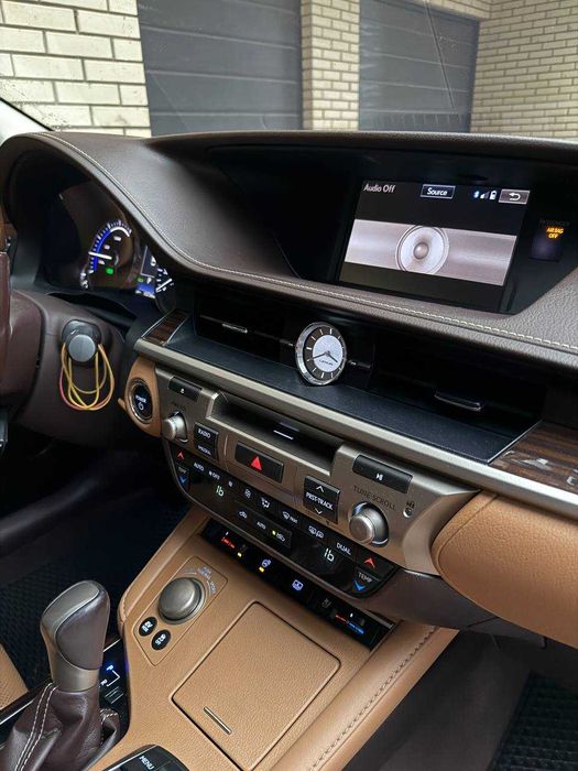 Продам Lexus ES300h 2016 в максимальній комплектаціі