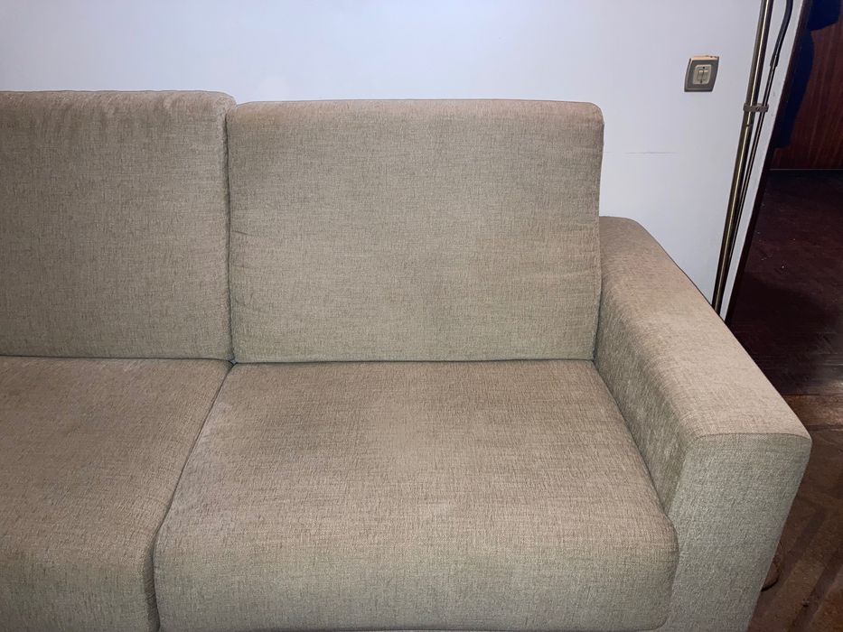 Sofá-cama bege com design moderno