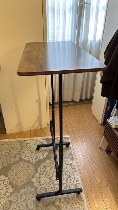 Mesa regulável em altura com rodas
