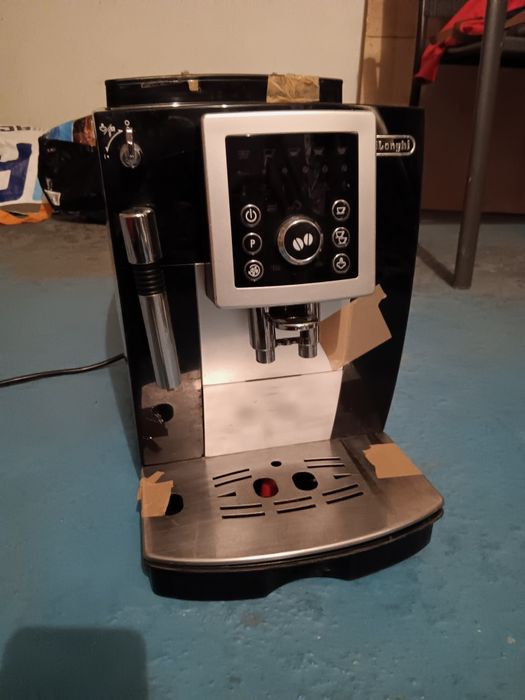 Máquina de café DELONGHI expresso automática a funcionar /CHAVES
