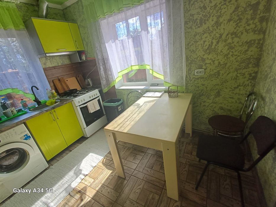 Здаю подобово 2 поверховий будинок