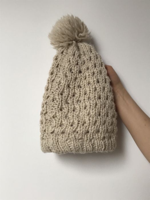 Beżowa czapka z pomponem ażurowa zimowa Reserved