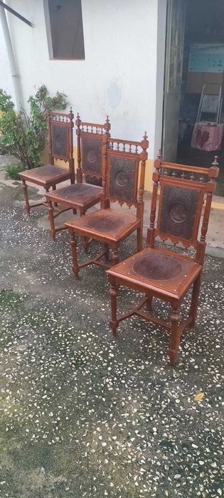 Cadeiras de madeira em segunda mão