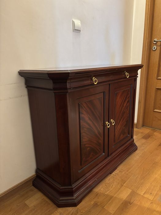 Aparador clássico em madeira com portas e gavetas – estilo elegante