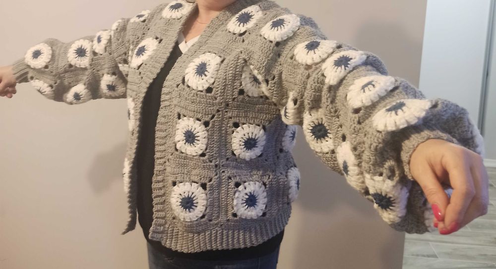 Sweter ręcznie robiony z kwadratów.