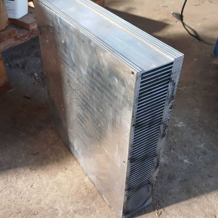 Радіатор алюмінієвий для силових радіодеталей.