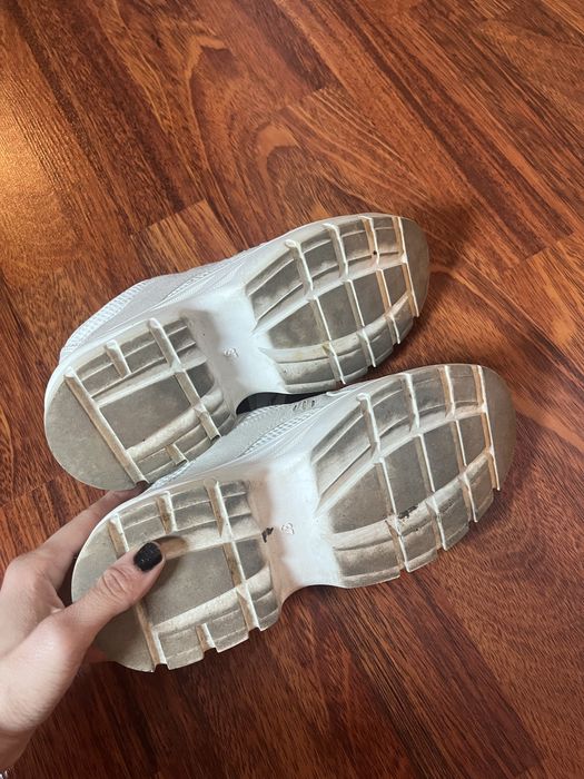 Białe sneakersy H&M z elementami zamszu