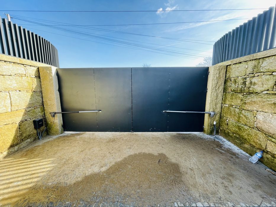 Automatismos em portas secionadas e portões