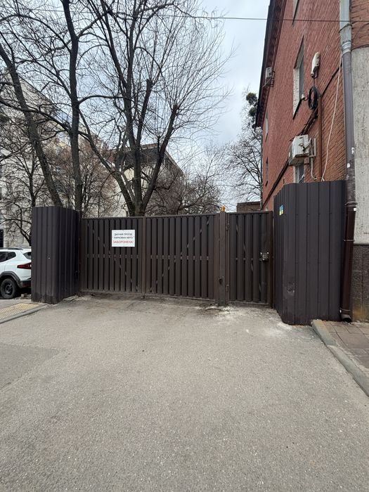 Продам  гараж біля ЦУМА 6*6м земля приватна власність