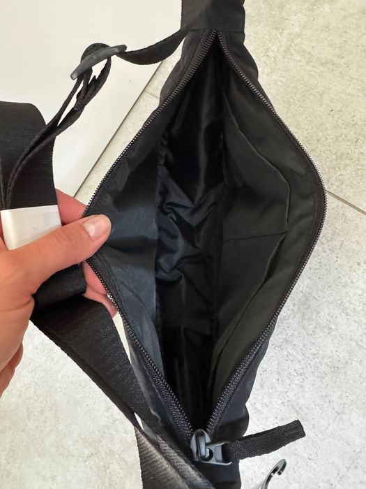 Saszetka nerka klasyczna Uniqlo czarna