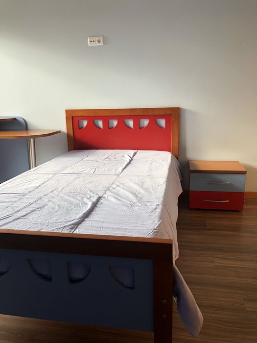 Cama e mesinha