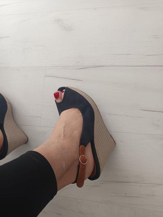 Czarne buty na koturnie