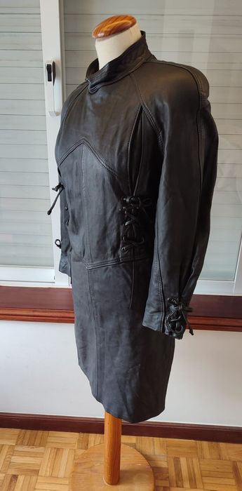 Vestido motard em pele genuína M. Helena

- Com fecho 
- Ajustável 
-