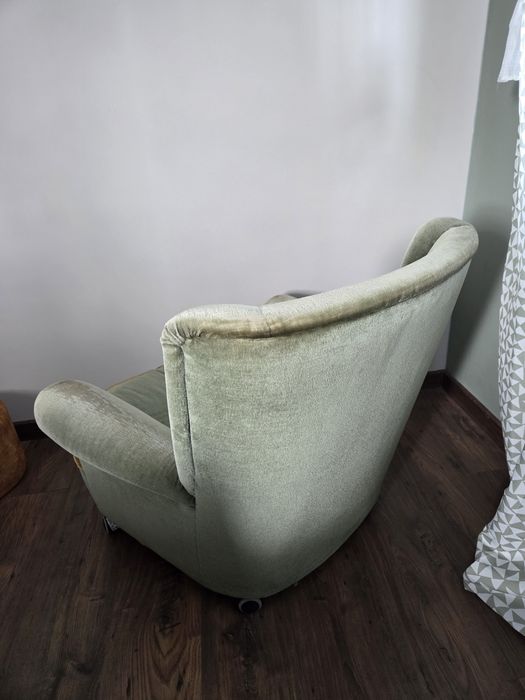 Stary fotel do renowacji