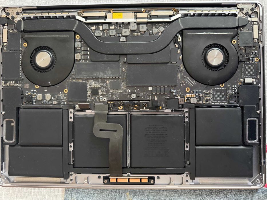 MacBookPro 2018 15" A1990 экран и топкейс в сборе