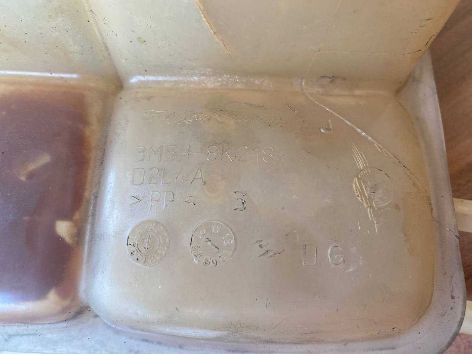 Расширительный бачок системы охлаждения автомобиля Ford Kuga 2010