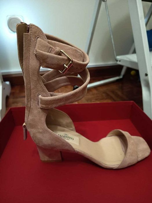 Sandália Valentino Garavani Gladiadora de Camurça Bege - Estado Impecável
