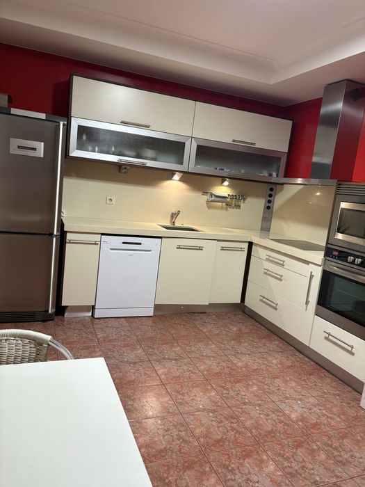 Alugo quarto junto ao metro de Santo Ovidio